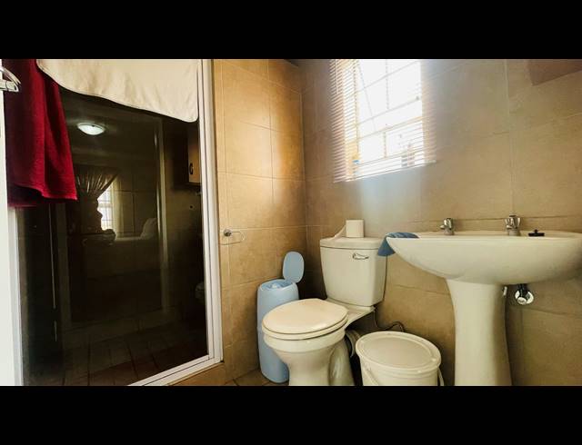 3 BEDROOM FREEHOLD FOR SALE IN THATCH HILL ESTATE